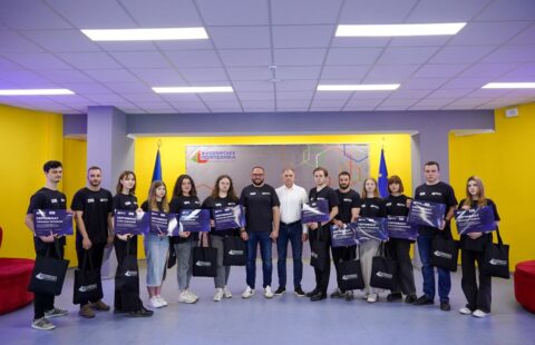Колектив студентів стали для групового фото
